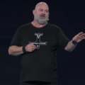 Topman Amazon houdt toespraak in t-shirt Amsterdamse rapformatie Osdorp Posse