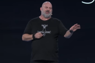 Topman Amazon houdt toespraak in t-shirt Amsterdamse rapformatie Osdorp Posse