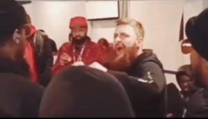 VIDEO: Blanke rapper gehoekt tijdens battle rap na gebruiken N-woord