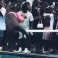 Mislukte duik rapper Rick Ross op zwembadfeestje gaat viraal (VIDEO)