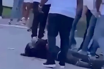 Rapper Keizer bewusteloos geslagen door grote groep mannen in Almere (VIDEO)