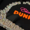 Ice Spice krijgt van Dunkin' Donuts diamanten ketting van 80 karaat (VIDEO)