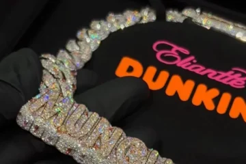 Ice Spice krijgt van Dunkin' Donuts diamanten ketting van 80 karaat (VIDEO)