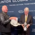 Fat Joe geeft ex USA president Bill Clinton een paar Nike AF1 Terror Squad sneakers (VIDEO)