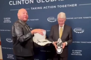 Fat Joe geeft ex USA president Bill Clinton een paar Nike AF1 Terror Squad sneakers (VIDEO)