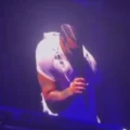 Drake geeft fan tijdens optreden dikke stapel cash van 50K om te flexen op ex (VIDEO)