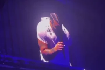 Drake geeft fan tijdens optreden dikke stapel cash van 50K om te flexen op ex (VIDEO)