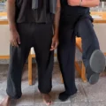Kanye West geeft eigenaar 'Nobu' in Dubai schoenen en loopt blootsvoets weg