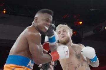 YouTuber Jake Paul wint bokswedstrijd met snelle KO tegen Andre August (VIDEO)