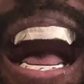 Kanye West showt nieuwe grill, geïnspireerd door James Bond Schurk Jaws