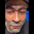 Man gaat viraal door gezicht vol met bizarre Louis Vuitton tattoos (VIDEO)