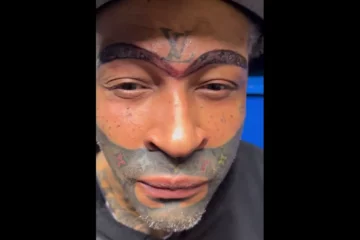 Man gaat viraal door gezicht vol met bizarre Louis Vuitton tattoos (VIDEO)