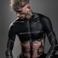 Machine Gun Kelly onthult opzienbarende nieuwe tattoo die bijna helft lichaam bedekt