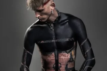 Machine Gun Kelly onthult opzienbarende nieuwe tattoo die bijna helft lichaam bedekt