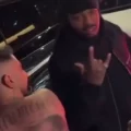 Fan met gigantische Quavo en Post Malone tattoo op rug komt rapper Quavo tegen