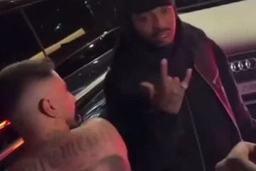 Fan met gigantische Quavo en Post Malone tattoo op rug komt rapper Quavo tegen