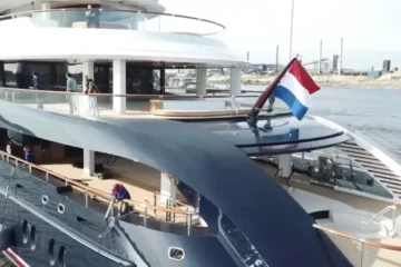 Facebook baas Zuckerberg trakteert zichzelf op megajacht van 300 miljoen uit Nederland (VIDEO)